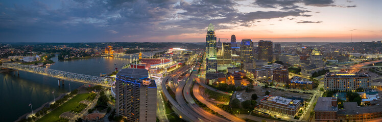 Obraz premium Cincinnati Ohio urban architecture in city downtown at night. Panoramic view of business district skyline with high-rise buildings at nightfall