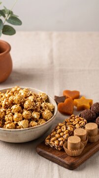 Detalhe macro de pipoca caramelizada t&iacute;pica de festa junina brasileira em composi&ccedil;&atilde;o gastron&ocirc;mica elegante e acolhedora