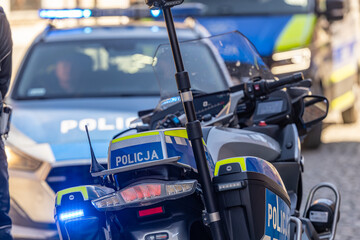 Policjant na motocyklu w czasie patrolu. Drogówka. Motocyklista. © FotoDax