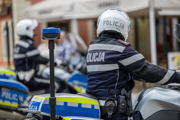 Policjant na motocyklu w czasie patrolu. Drogówka. Motocyklista. © FotoDax