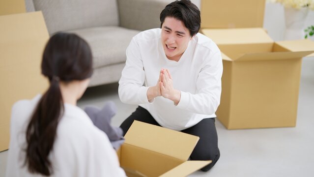 出て行く彼女を引き止める男性