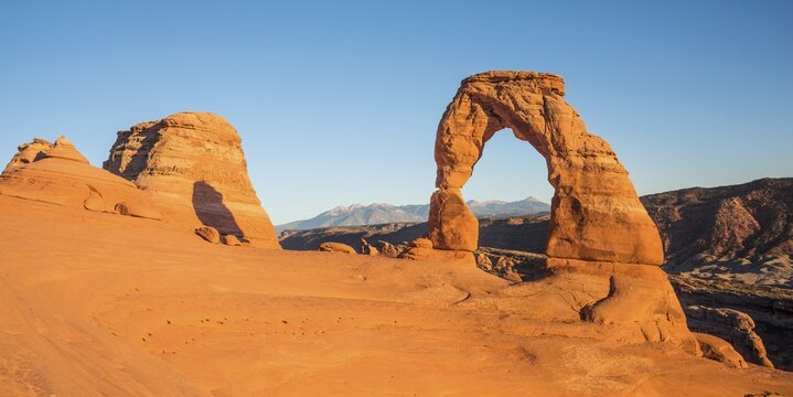 Delicate Arch, rock arch in the evening sun, Arches National Park, Moab, Utah, USA