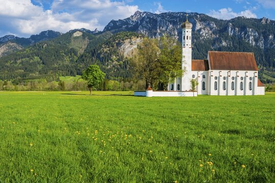 Baroque church of St. Coloman, behind it the Tegelberg mountain range, 1881m, Schwangau, Ostallg&auml;u, Allg&auml;u, Swabia, Bavaria, Germany