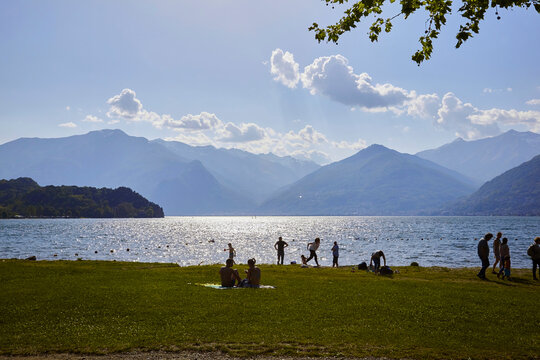 Sch&ouml;ner Blick im Gegenlicht auf den Comer See im Norden, in Italien.