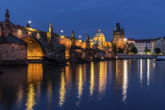 Karlův most, Charles Bridge and Vltava at dusk, in the back dome of the church Kreuzherrenkirche with old town bridge tower, Prague, Bohemia, Czech Republic