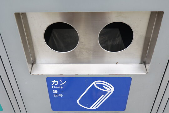空き缶用ゴミ箱。ステンレス製。2つの投入口。缶のイラスト付き案内。