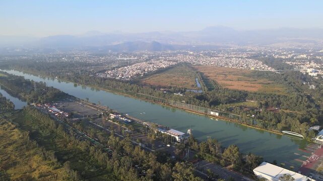 Vista a&eacute;rea de drone de la pista ol&iacute;mpica de canotaje en Xochimilco, Ciudad de M&eacute;xico.