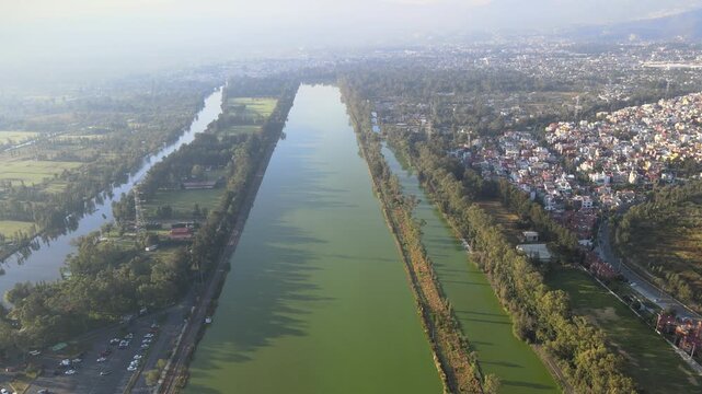 Vista a&eacute;rea de drone de la pista ol&iacute;mpica de canotaje en Xochimilco, Ciudad de M&eacute;xico.