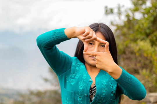 Foto de una feliz campesina cauc&aacute;sica parado de pie. ,campesina con un tejido de manta artesan&iacute;a peruana en la chacra,estilo de vida.Concepto de viaje.
