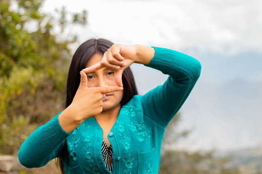Foto de una feliz campesina cauc&aacute;sica parado de pie. ,campesina con un tejido de manta artesan&iacute;a peruana en la chacra,estilo de vida.Concepto de viaje.