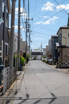 電線が張り巡らされた住宅街の風景