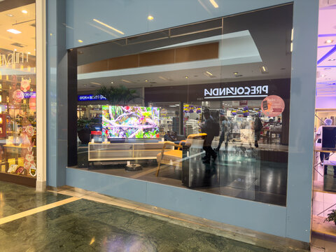 BELO HORIZONTE, MG, BRAZIL, MAY, 10, 2026 A large storefront window with a colorful display inside a modern shopping mall