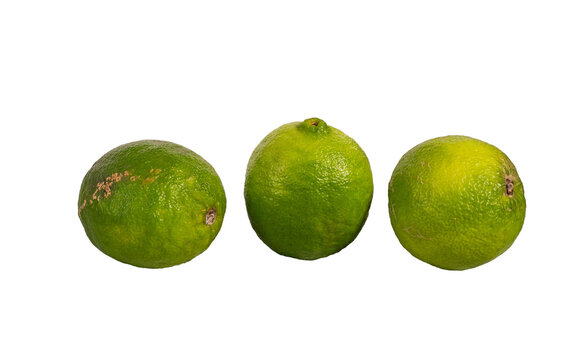 Tres limones verdes frescos aislados sobre fondo negro para concepto de alimentaci&oacute;n saludable