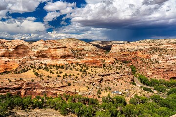 Obraz premium Escalante River winds through canyon at Boynton Overlook in Grand Staircase-Escalante, Utah. Green vegetation contrasts with white Navajo Sandstone cliffs