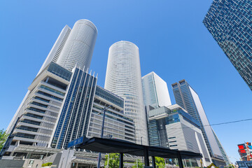 Naklejka premium 青空が綺麗な名古屋駅前の都市風景（名古屋市）