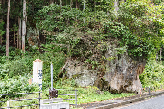日本：髢石（かもじいし）／悪路王に殺された娘たちの髪の毛が流れ着き絡んだという伝説の巨岩／岩手県平泉町・10月