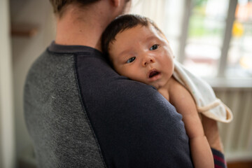 Tender moment with newborn baby © Rawpixel.com