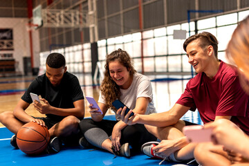 Obraz premium Teens enjoying basketball court photo