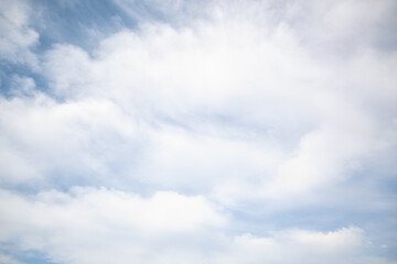 Fototapeta premium 爽やかな青空に広がる白い雲
