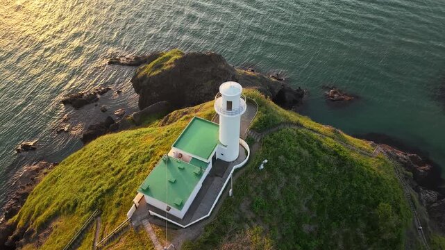 断崖絶壁に建つ新潟市にある白い灯台は 角田岬灯台