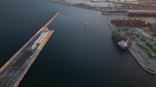 Pesquero o barco de pesca profesional saliendo a faenar , cenital a&eacute;rea al atardecer