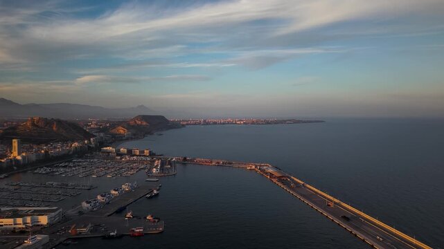 Alicante ,atardecer desde el puerto hacia Cabo de Huertas y Cantera  , cenital a&eacute;rea