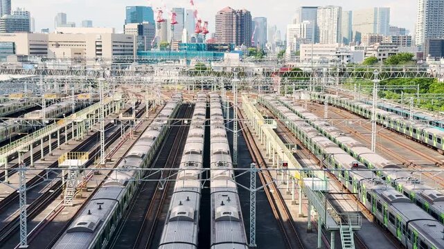 JR東日本東京総合車両センターの全景　留置する山手線車両と車庫の横を通過する京浜東北線