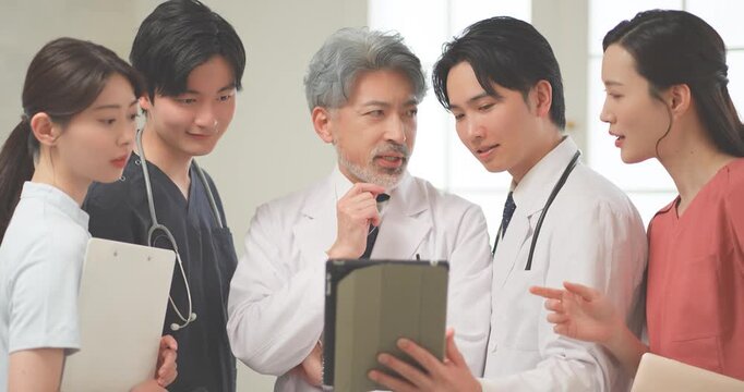 病院内で議論する多世代の医療スタッフ