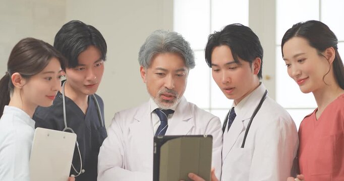 病院内で議論する多世代の医療スタッフ