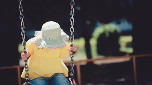 ブランコに乗って遊ぶ女の子