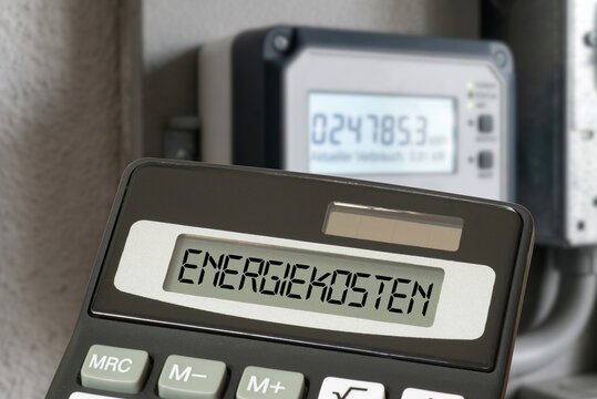 Ein moderner Stromz&auml;hler, Taschenrechner und die Energiekosten