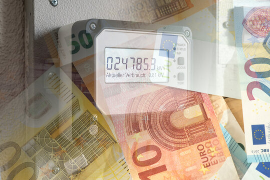 Ein Stromz&auml;hler und Euro Geldscheine als Symbol f&uuml;r die Energiekosten