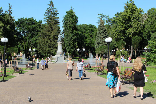 Citizens enjoy sunny day near Bohdan Khmelnytsky monument and water fountains