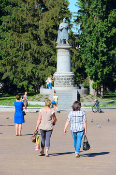 Citizens enjoy sunny day near Bohdan Khmelnytsky monument and water fountains