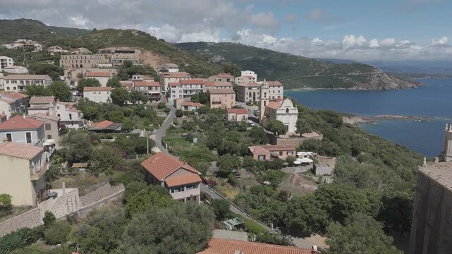 Vol au dessus de Carg&egrave;se en Corse