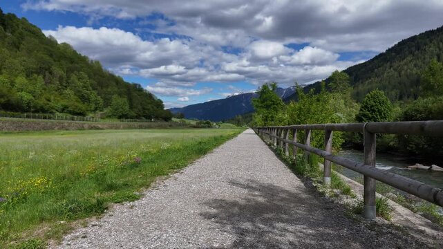 camminare su sentiero strada sterrata 