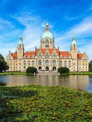 Obraz premium Town Hall of Hannover, Germany in summer with reflection in a lake