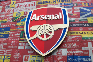 Naklejka premium Arsenal premier league football club badge display. London, UK, 18 August 2024