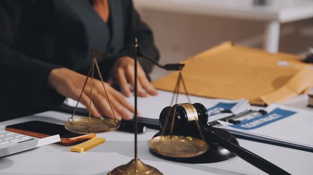 Lawyer explained to the client about the law that must be brought against the court case.