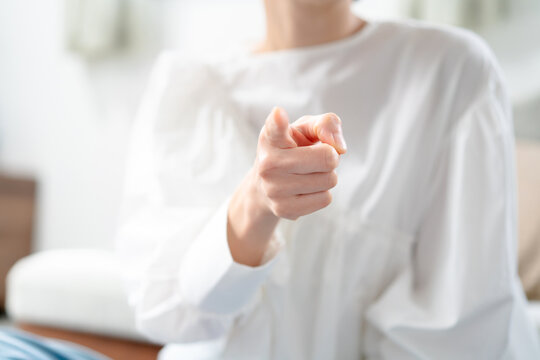 指差しをする女性