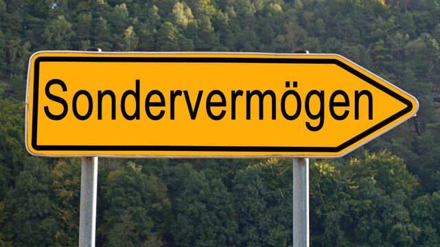 Wegweiser mit der Aufschrift Sonderverm&ouml;gen