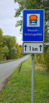 Hinweisschild Wasserschutzgebiet in einer Nahaufnahme