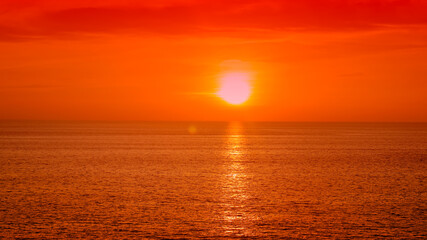 Obraz premium A breathtaking sunset colors background or sunrise illuminates the ocean horizon and serene seascape