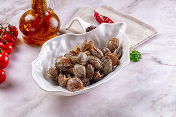 Steamed vongole clams with spices © Andrei Starostin