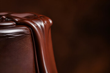 Naklejka premium Glossy Dark Chocolate Cascade In Extreme Macro