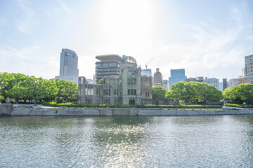 Hiroshima Peace Memorial and Atomic Bomb Dome Riverside Cityscape © 亀山 篠介