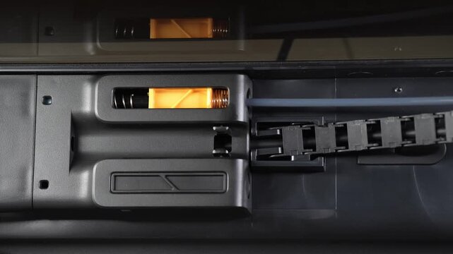 Automatic filament feeder mechanism operating inside a working 3D printer