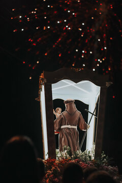 Andor de Santo Ant&ocirc;nio com fogos iluminando ao fundo