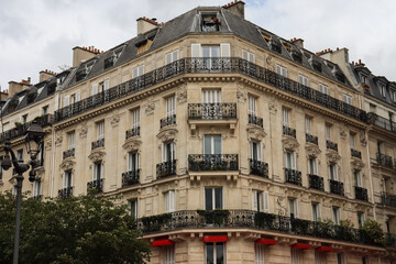 Fototapeta premium Low-angle view of elegant Parisian apartment buildings, showcasing ornate balconies 