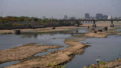 Naklejka premium Shot of Ahmedabad city with the dry Sabarmati river